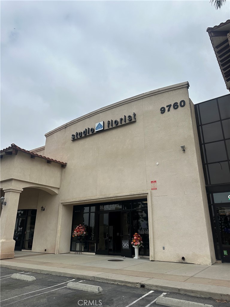 Prime Multi-Tenant Retail Center in well-established neighborhood center offers exceptional visibility. Available Space - Suite approximately 1230 SF with high ceilings, private restroom and ideal space for various business needs and large parking area. Neighboring diverse tenants include: Nail Salon, Animal Hospital, 76 Gas Station, Subway, O'Reilly Parts, Del Taco.