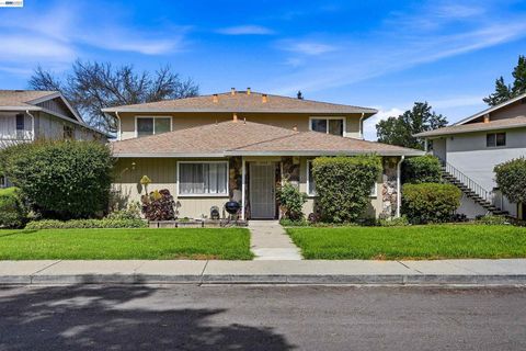 Photo of 1494 Del Rio Cir Cir #D, Concord, CA 94518 (MLS # 41131062)