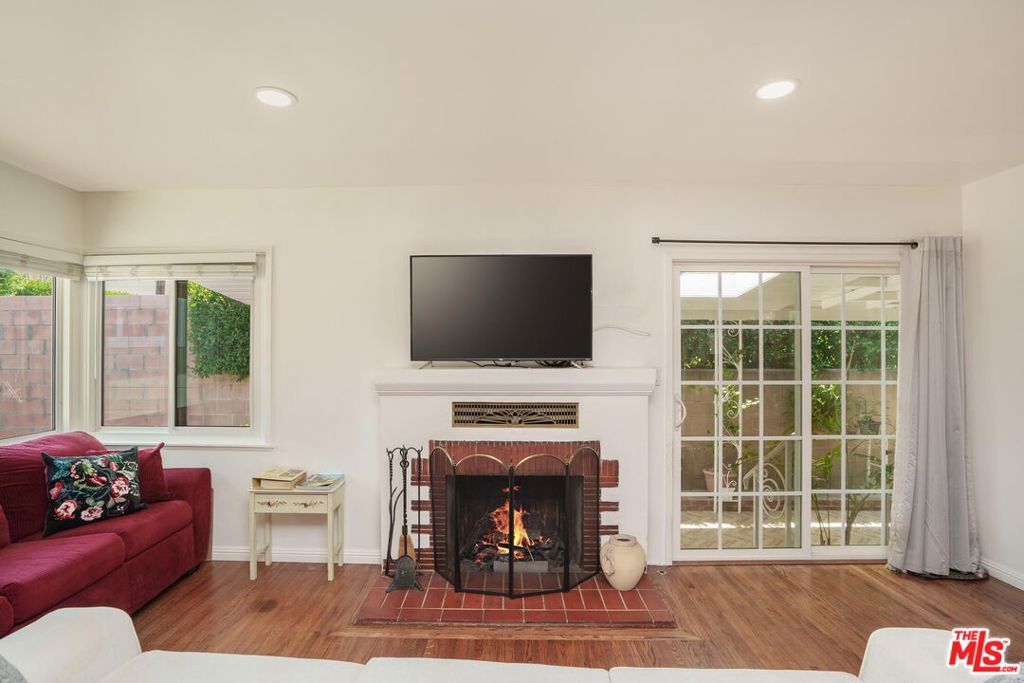 Photo of 7128 Mammoth Avenue, Van Nuys, CA 91405 (MLS # 25578159)