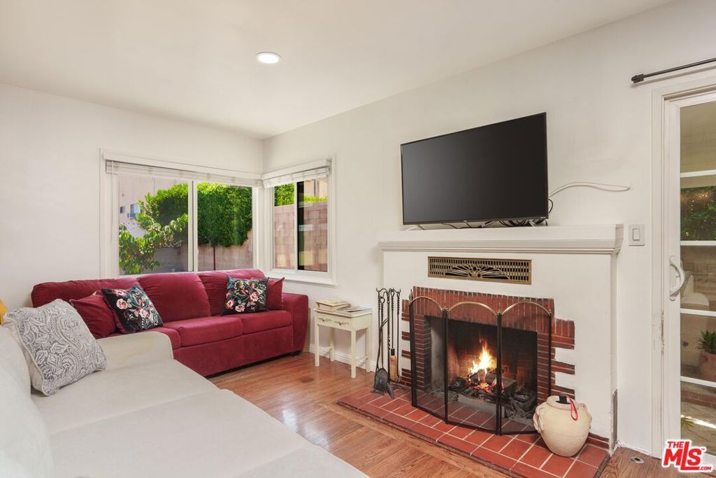 Photo of 7128 Mammoth Avenue, Van Nuys, CA 91405 (MLS # 25578159)