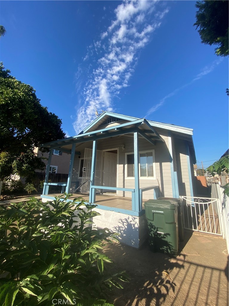 Discover this budget, friendly, charming duplex home available for lease in a prime Whittier location, close to 605 freeway. This fence gated 2-bedroom, 1-bathroom residence is move-in ready and offers the comfort and privacy of a standalone home. This is one out of two properties on a lot. Property has own entrance/exit. Second bedroom has the exit to the patio and is a smaller sized office. Owner only pays water and trash. Some key features: an unbeatable location, no shared walls, a relaxing front patio, steps away from Whittier High School, quick drive to Turnbull Canyon , close to John Greenleaf Whittier Park for outdoor fun. Surrounded by dining options—from Raising Cane’s to local favorites, with convenient access to Stater Bros. and other markets for all your shopping needs. This "casita" with own patio space is perfect for anyone seeking comfort, convenience, and a vibrant neighborhood atmosphere. Bring your bar-bq or walk over to downtown Whittier for night fun activities or check out the farmers market during the week! Beware of property management scams! This property is listed exclusively and direct text is recommended TO AVOID RENTAL SCAMS! DO NOT PAY FOR APPLICATIONS BEFORE VIEWING THE PROPERTY.