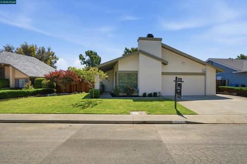 Photo of 110 Dogwood Ln LN, Vallejo, CA 94591 (MLS # 41137456)