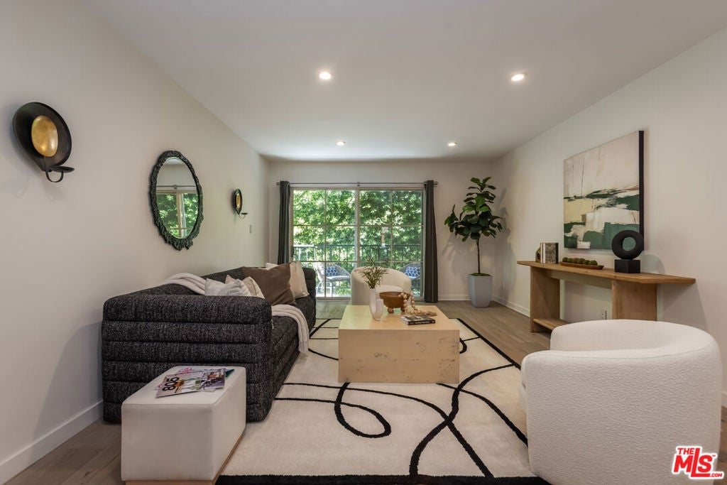 1045 N Kings Road