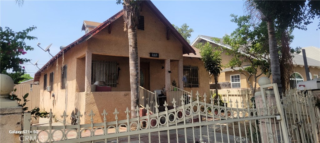 Versatile Duplex in the Heart of South Los Angeles
Discover a prime investment opportunity in Los Angeles. This charming duplex offers 1,480 sq. ft. of living space on a 5,195 sq. ft. lot. The first unit features 5 bedrooms and 2 bathrooms (2 of the bedrooms may not be permitted), while the second unit offers 1 bedroom and 1 bathroom — providing flexible living arrangements for tenants, extended family, or an owner-occupant seeking rental income.
Situated in a vibrant South Los Angeles neighborhood, this property is close to schools, parks, and public transportation.
It’s a rare chance to own a versatile duplex in a sought-after location. Don’t miss out on this valuable investment opportunity.