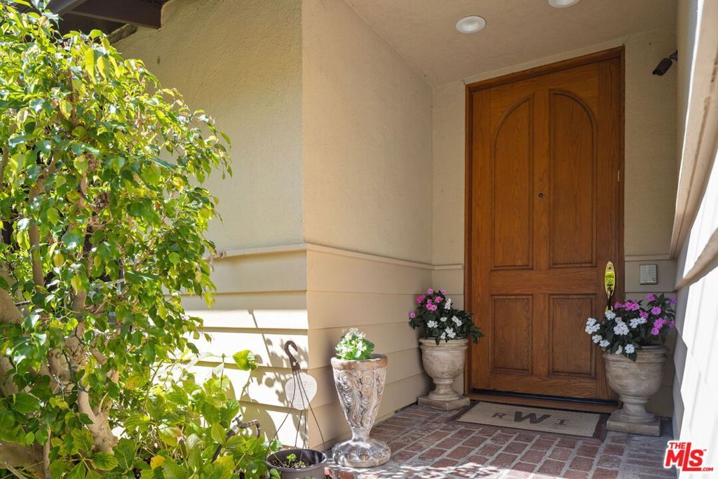 Photo of 9415 Cherokee Lane, Beverly Hills, CA 90210 (MLS # 25605287)