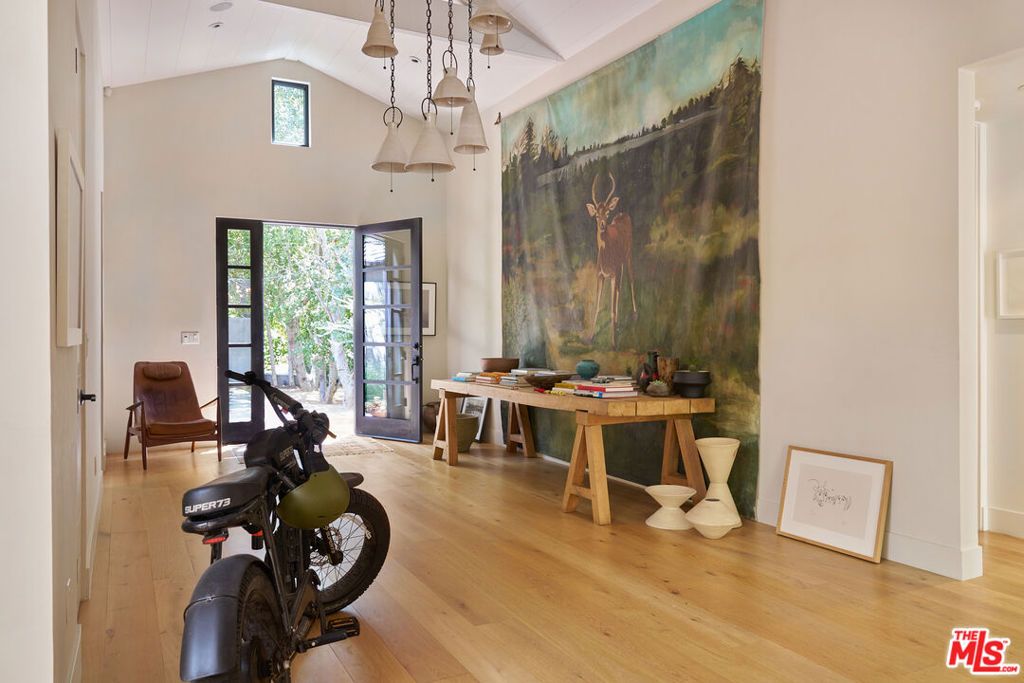Photo of 226 S Rimpau Boulevard, Los Angeles, CA 90004 (MLS # 26834053)