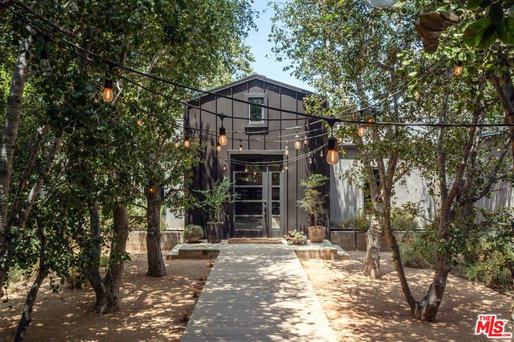Photo of 226 S Rimpau Boulevard, Los Angeles, CA 90004 (MLS # 26834053)
