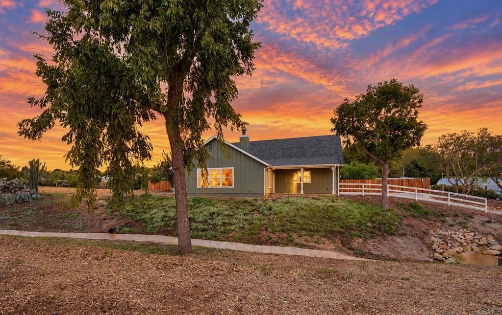 979 La Rueda Dr