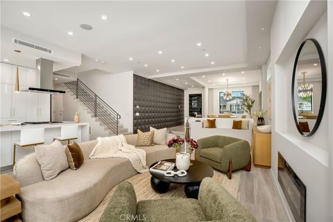 Photo of 5032 Hesperia Avenue, Encino, CA 91316 (MLS # SR25260689)