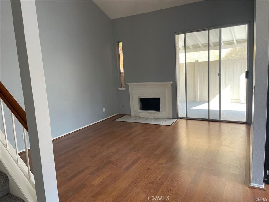 Great townhome in the heart of Ontario, close to school, freeway and shopping, ready to move in, if you are looking for a great rental come see it.
It has 3 bedrooms and 2.5 bathrooms.