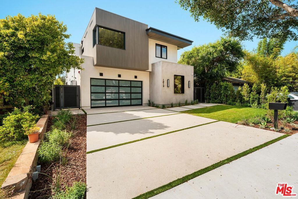 Photo of 1213 Pine Street, Santa Monica, CA 90405 (MLS # 25610057)