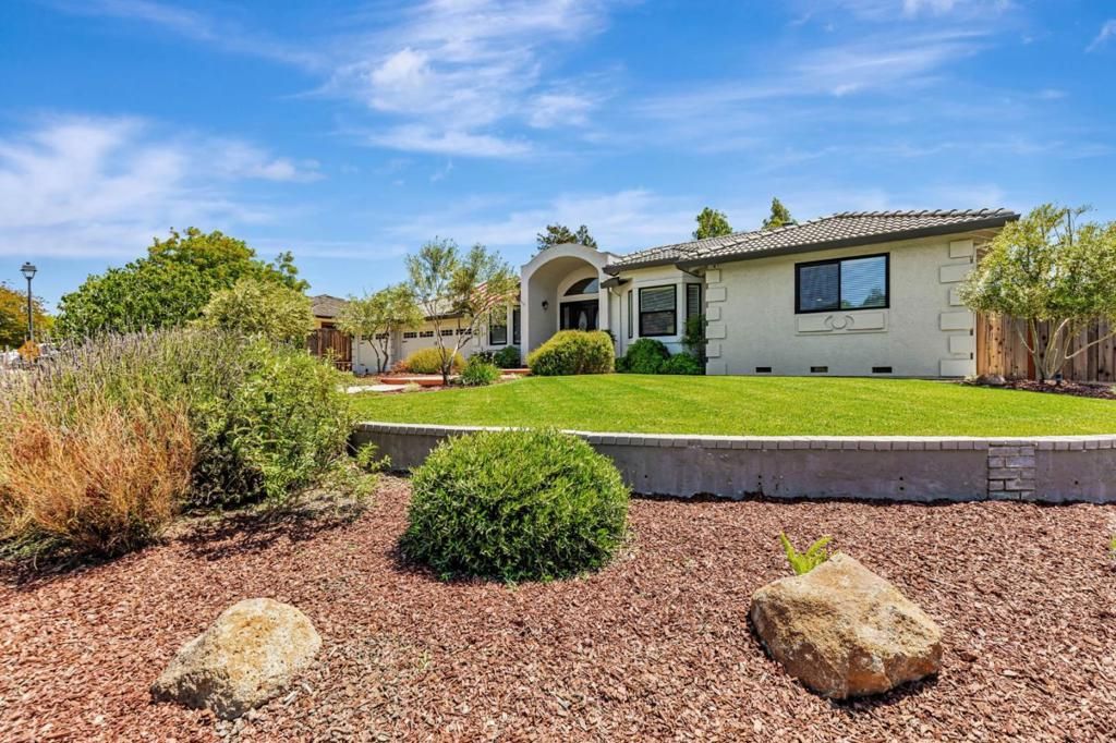 Photo of 640 S Ridgemark Drive, Hollister, CA 95023 (MLS # ML82038834)
