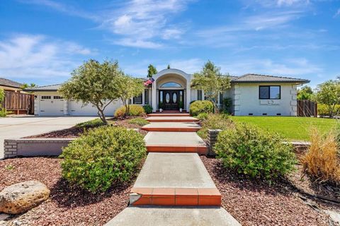 Photo of 640 S Ridgemark Drive, Hollister, CA 95023 (MLS # ML82038834)