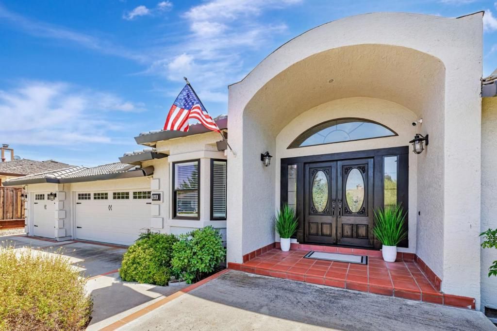 Photo of 640 S Ridgemark Drive, Hollister, CA 95023 (MLS # ML82038834)