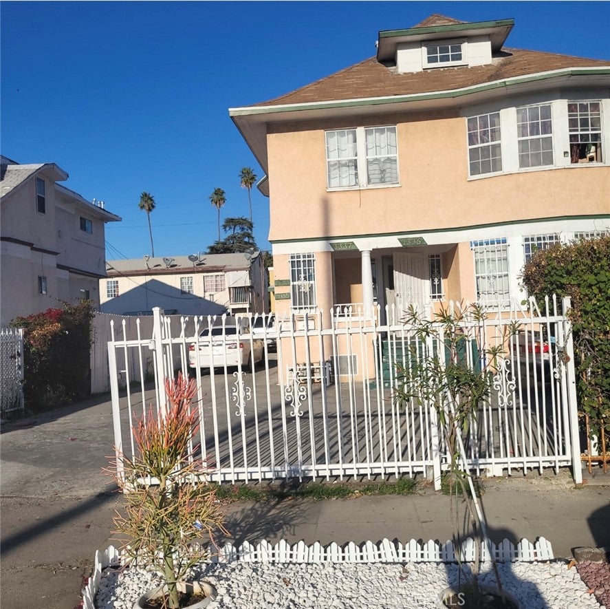 1335 1337 E Adams
