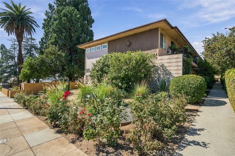 Photo of 1677 N Lake AVE, Pasadena, CA 91104 (MLS # AR26217788)