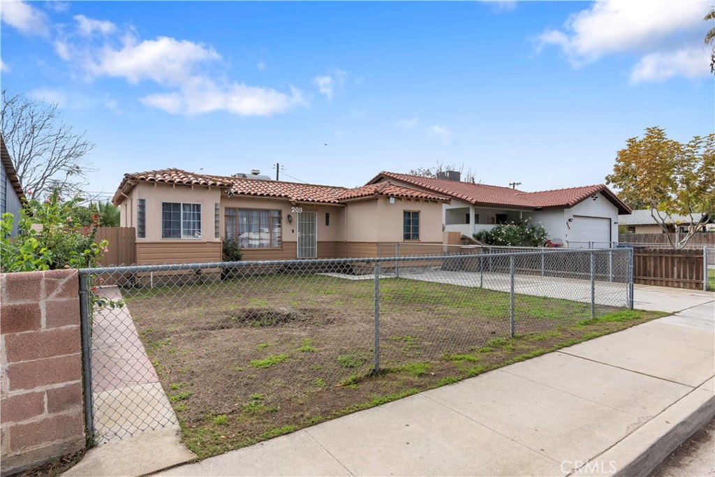 Main image without alt text