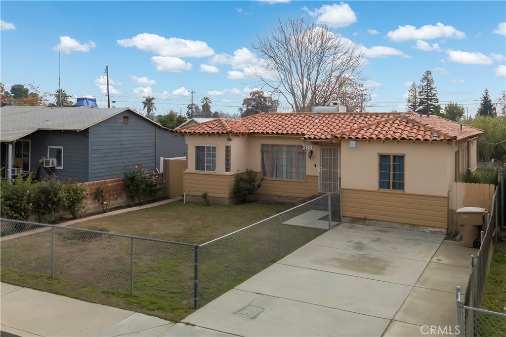 Main image without alt text