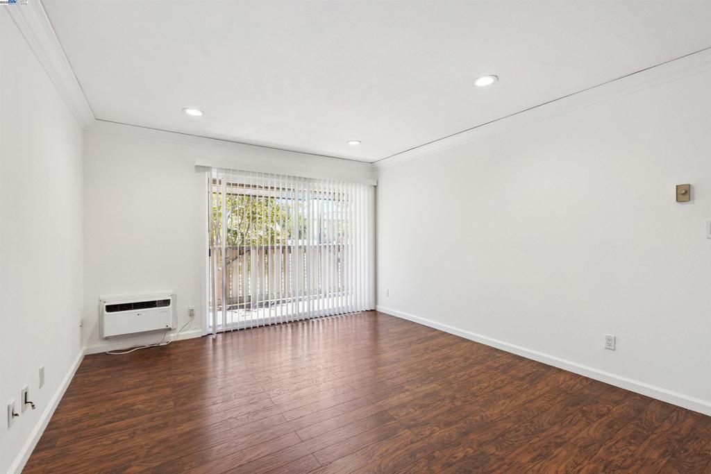 Properties 3 100 Kinross Drive 42