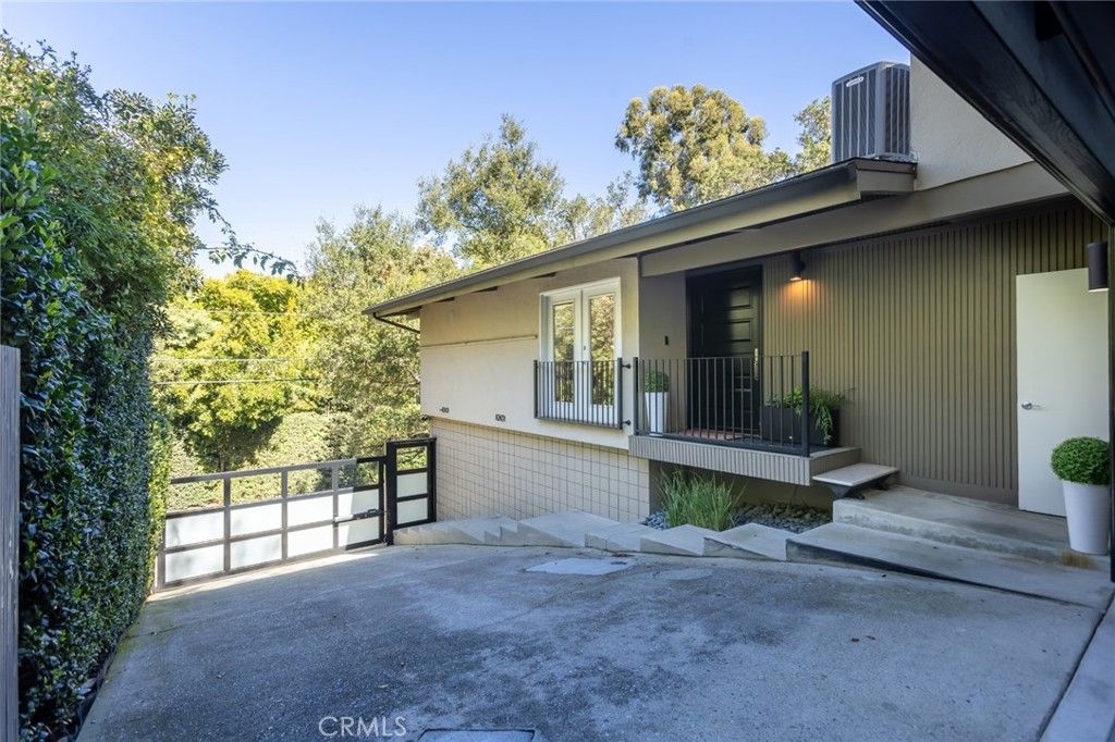 Photo of 11922 Sunshine Terrace, Studio City, CA 91604 (MLS # SR26042167)