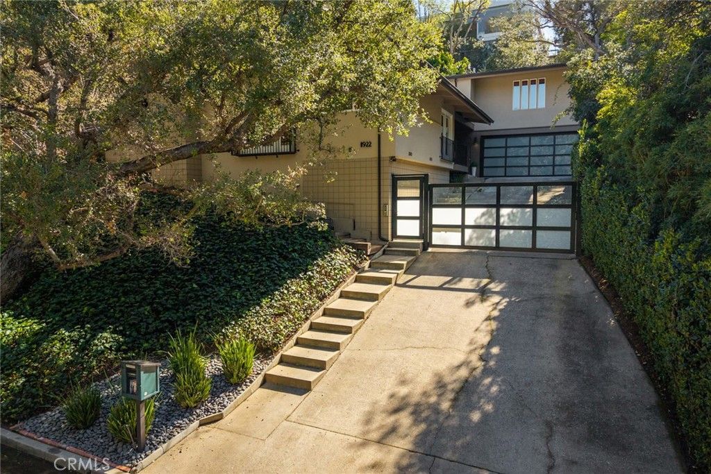 Photo of 11922 Sunshine Ter, Studio City, CA 91604 (MLS # SR26042167)