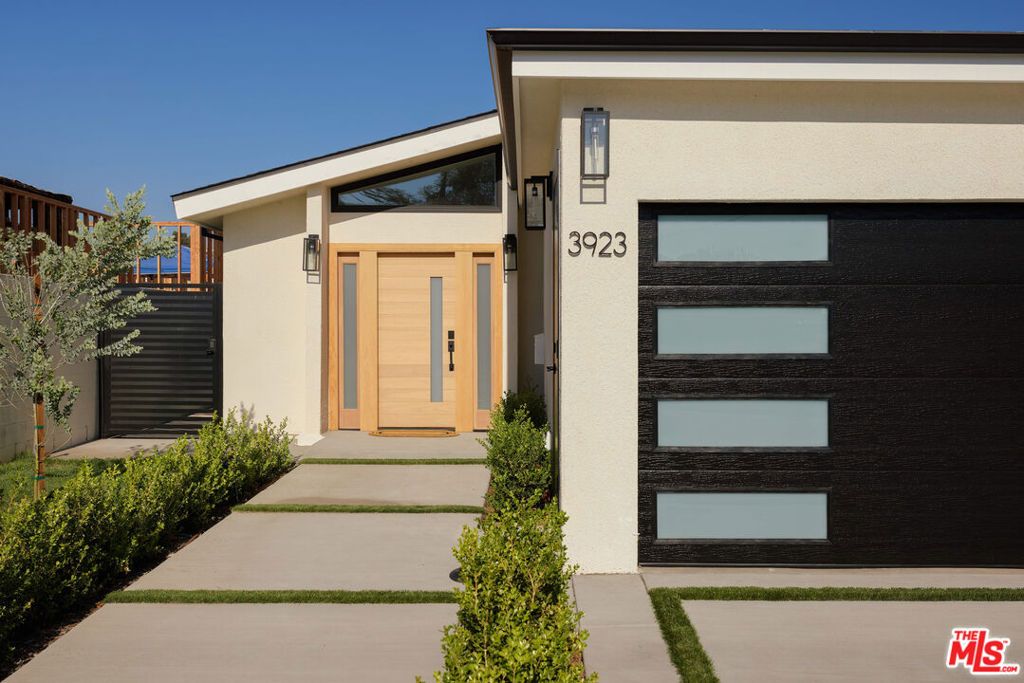 Photo of 3923 Edenhurst Avenue, Los Angeles, CA 90039 (MLS # 25604019)