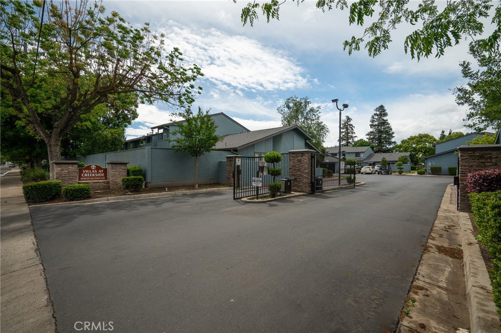 Photo 1 of 24 — 581 Lincoln Ave Unit B, Modesto, CA 95354