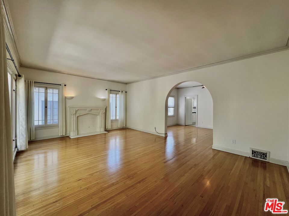 Properties 4 143 N Sycamore Avenue