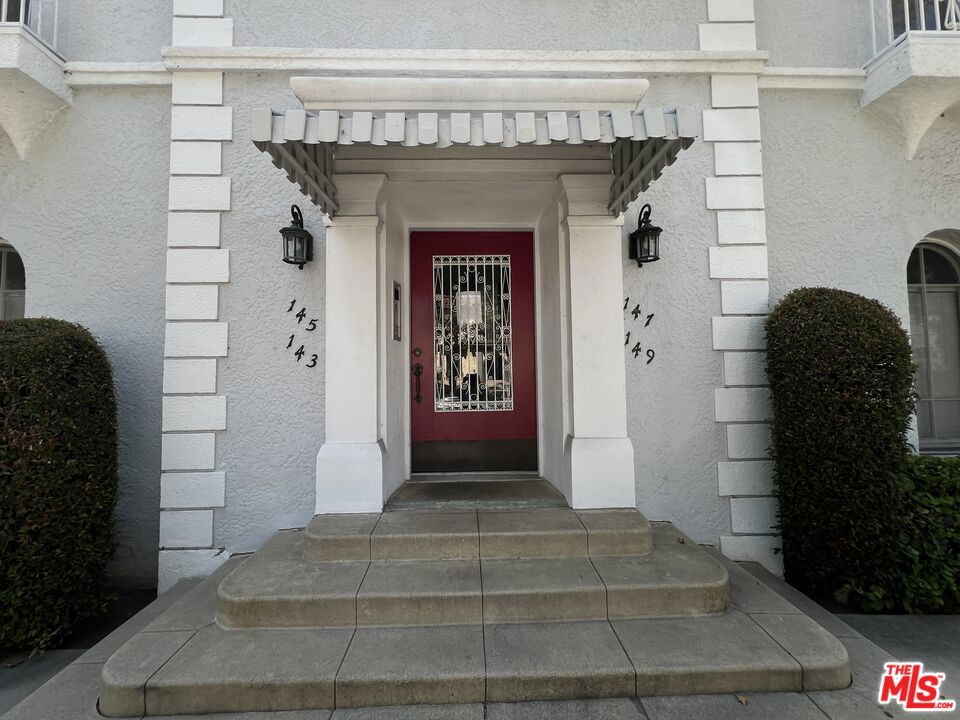 Properties 2 143 N Sycamore Avenue