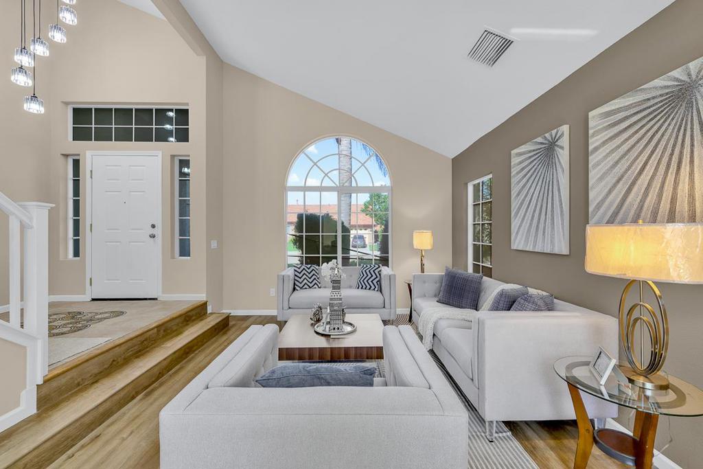 Properties 2 723 Ann Gabriel Lane