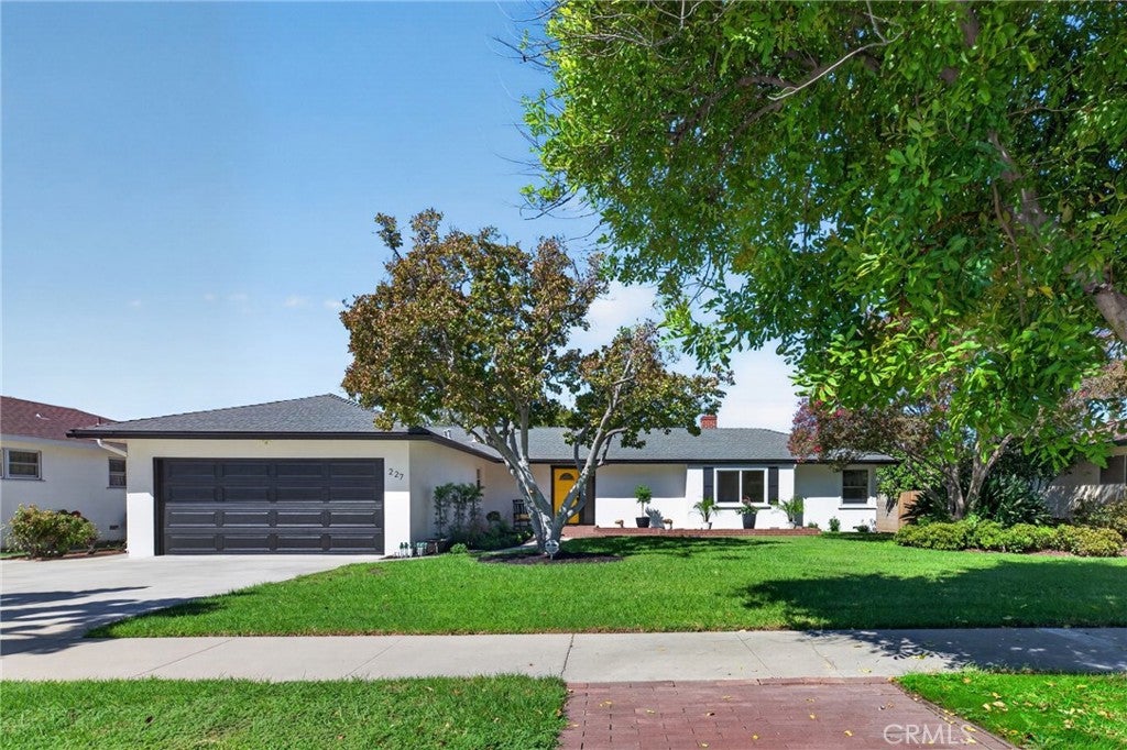 227 N Larkin