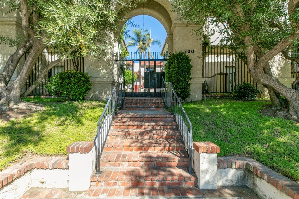 Beautiful 2-Bed, 3-Bath Townhouse in the Heart of Glendale!
Welcome to this lovely and well-maintained 2-bedroom, 3-bathroom townhouse located in one of Glendale’s most desirable neighborhoods. From the moment you step inside, you’ll appreciate the warm, inviting feel of the home, along with thoughtful upgrades that offer both comfort and peace of mind.
This home features gorgeous hardwood flooring, copper plumbing, newer roof, and central A/C, ensuring year-round comfort and long-term value. The spacious layout includes two generously sized bedrooms, each with its own en-suite bathroom, plus a third bath for guests—perfect for families or those who love to entertain.
Enjoy access to a sparkling community pool, and take advantage of a truly unbeatable location—just minutes from The Americana at Brand, Glendale Galleria, top-rated schools, and some of the best dining, shopping, and entertainment Glendale has to offer.
Whether you’re a first-time buyer, downsizing, or simply looking to enjoy life in a vibrant and convenient neighborhood, this turnkey townhouse is a must-see.