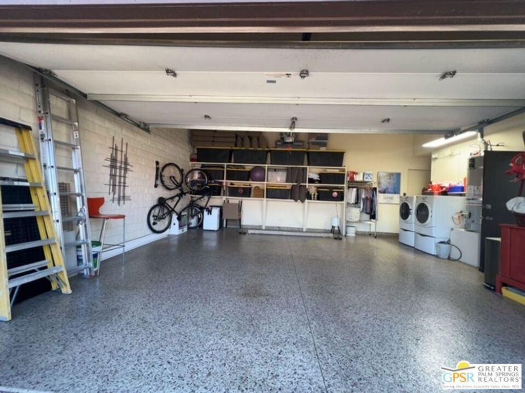 listing image 130721556533235023575