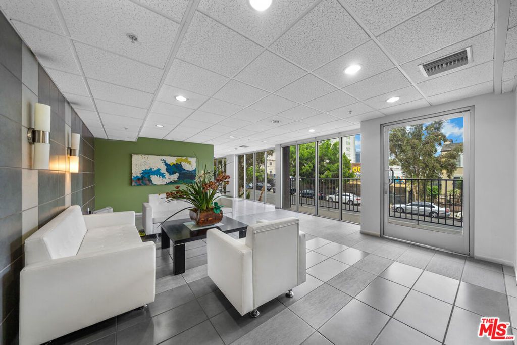 Photo of 733 S Manhattan Place #401, Los Angeles, CA 90005 (MLS # 25603131)