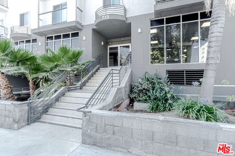 Photo of 733 S Manhattan Place #401, Los Angeles, CA 90005 (MLS # 25603131)