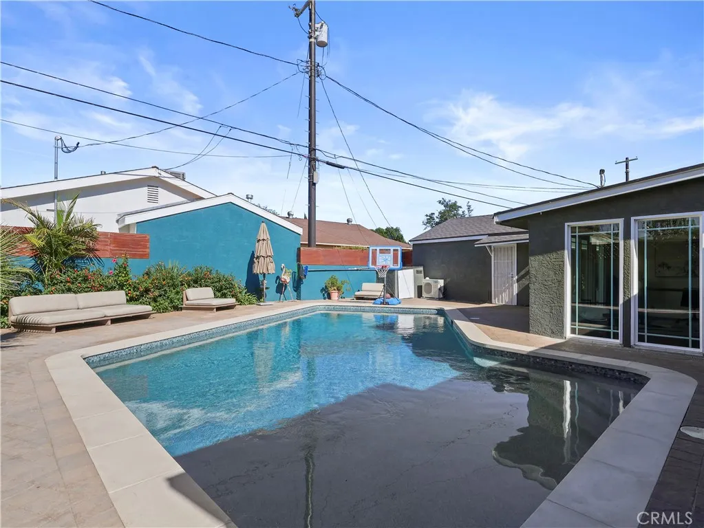 Lake Balboa, California 91406, United States, 3 Bedrooms Bedrooms, ,2 BathroomsBathrooms,Residential,Contingent,131339