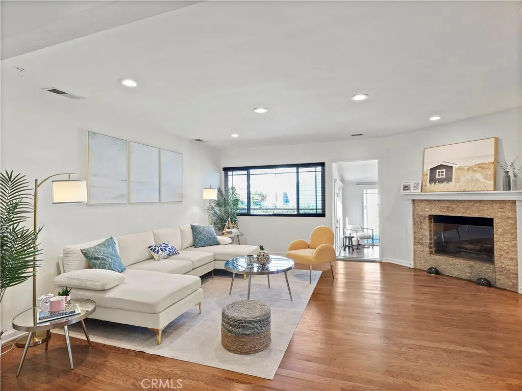 Lake Balboa, California 91406, United States, 3 Bedrooms Bedrooms, ,2 BathroomsBathrooms,Residential,Contingent,131339