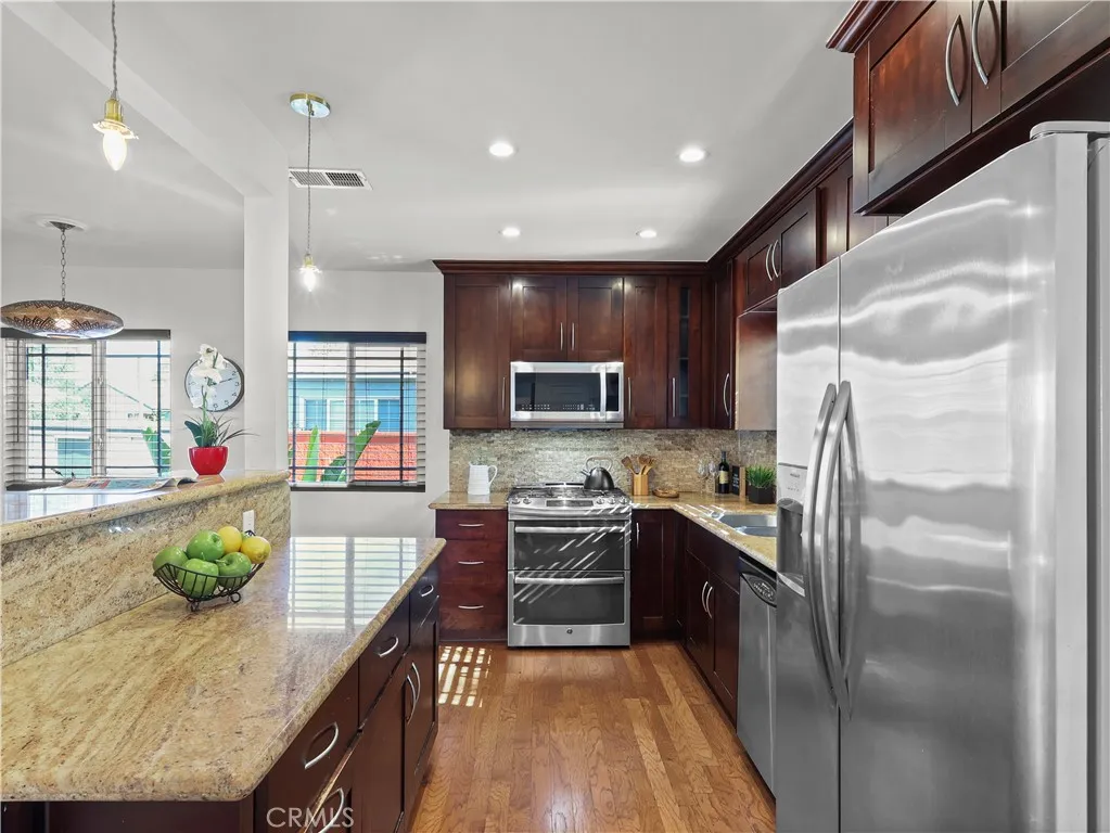 Lake Balboa, California 91406, United States, 3 Bedrooms Bedrooms, ,2 BathroomsBathrooms,Residential,Contingent,131339