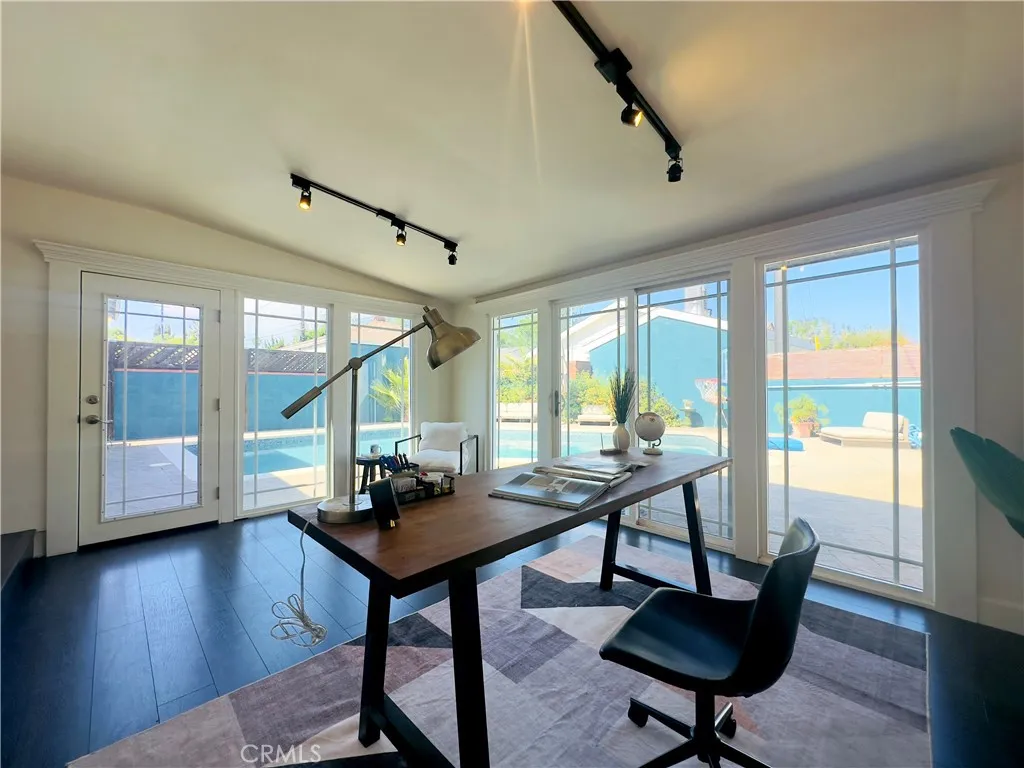 Lake Balboa, California 91406, United States, 3 Bedrooms Bedrooms, ,2 BathroomsBathrooms,Residential,Contingent,131339