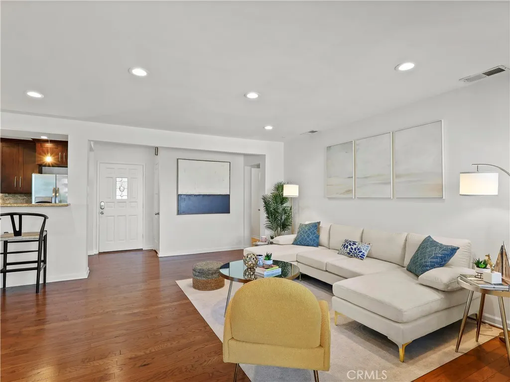 Lake Balboa, California 91406, United States, 3 Bedrooms Bedrooms, ,2 BathroomsBathrooms,Residential,Contingent,131339