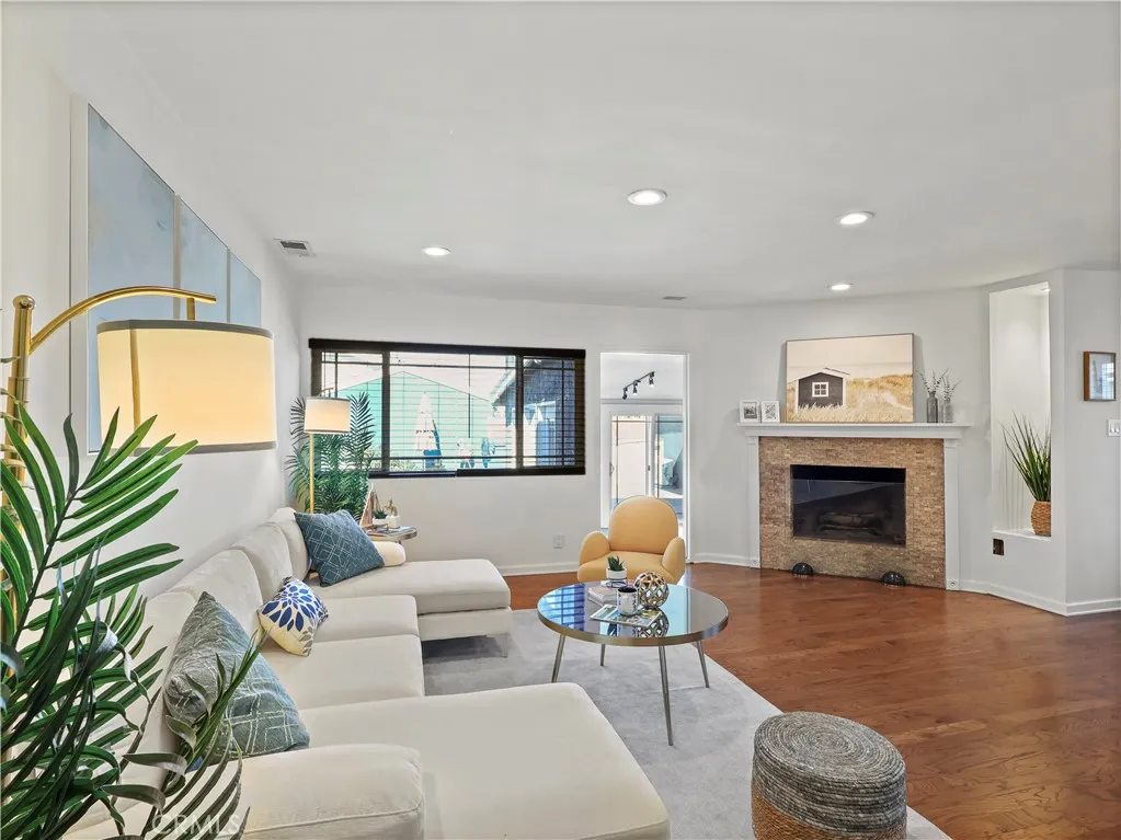 Lake Balboa, California 91406, United States, 3 Bedrooms Bedrooms, ,2 BathroomsBathrooms,Residential,Contingent,131339