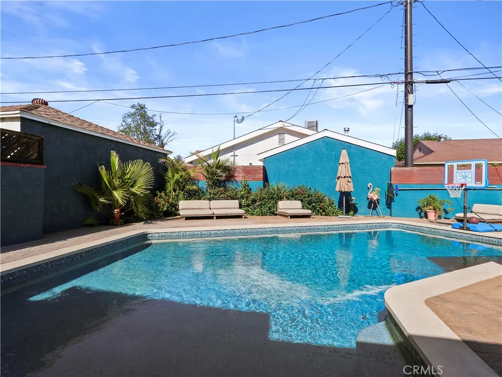 Lake Balboa, California 91406, United States, 3 Bedrooms Bedrooms, ,2 BathroomsBathrooms,Residential,Contingent,131339