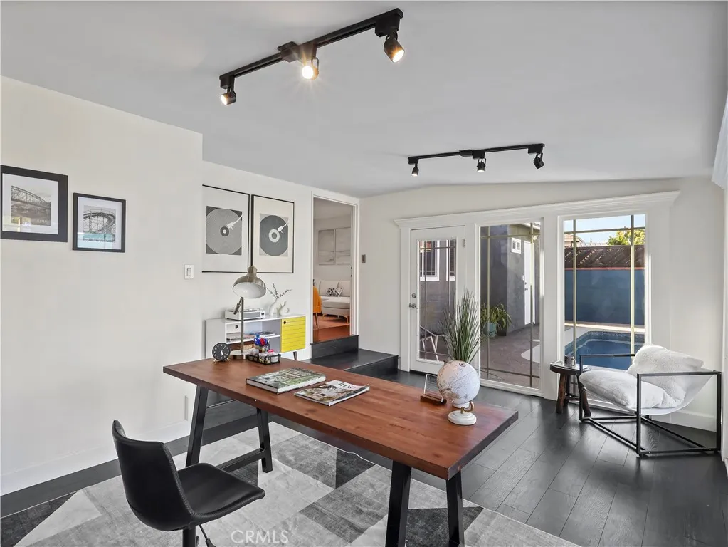 Lake Balboa, California 91406, United States, 3 Bedrooms Bedrooms, ,2 BathroomsBathrooms,Residential,Contingent,131339