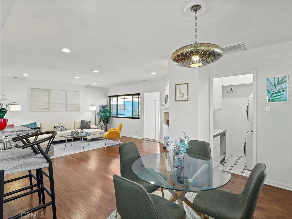 Lake Balboa, California 91406, United States, 3 Bedrooms Bedrooms, ,2 BathroomsBathrooms,Residential,Contingent,131339