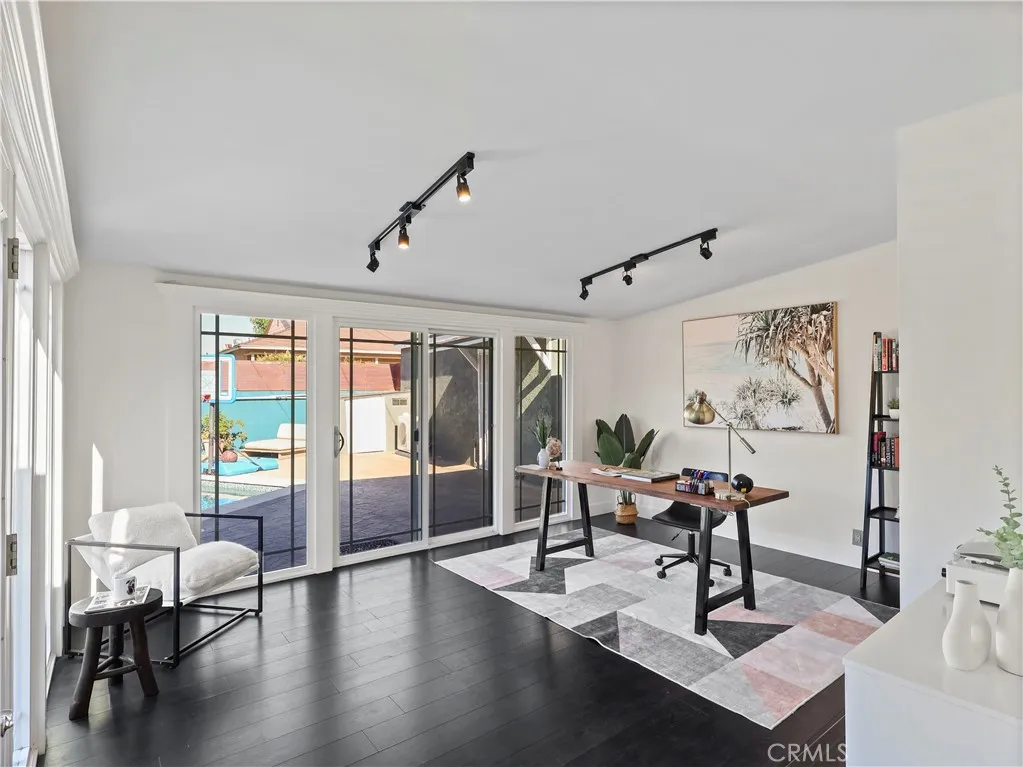 Lake Balboa, California 91406, United States, 3 Bedrooms Bedrooms, ,2 BathroomsBathrooms,Residential,Contingent,131339