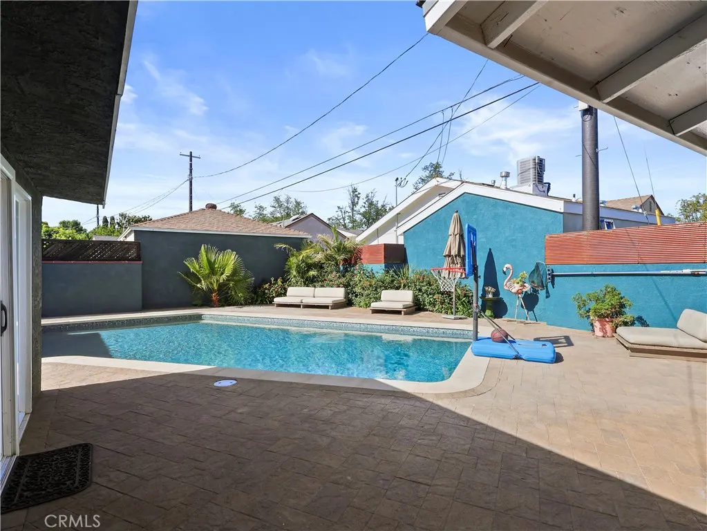 Lake Balboa, California 91406, United States, 3 Bedrooms Bedrooms, ,2 BathroomsBathrooms,Residential,Contingent,131339