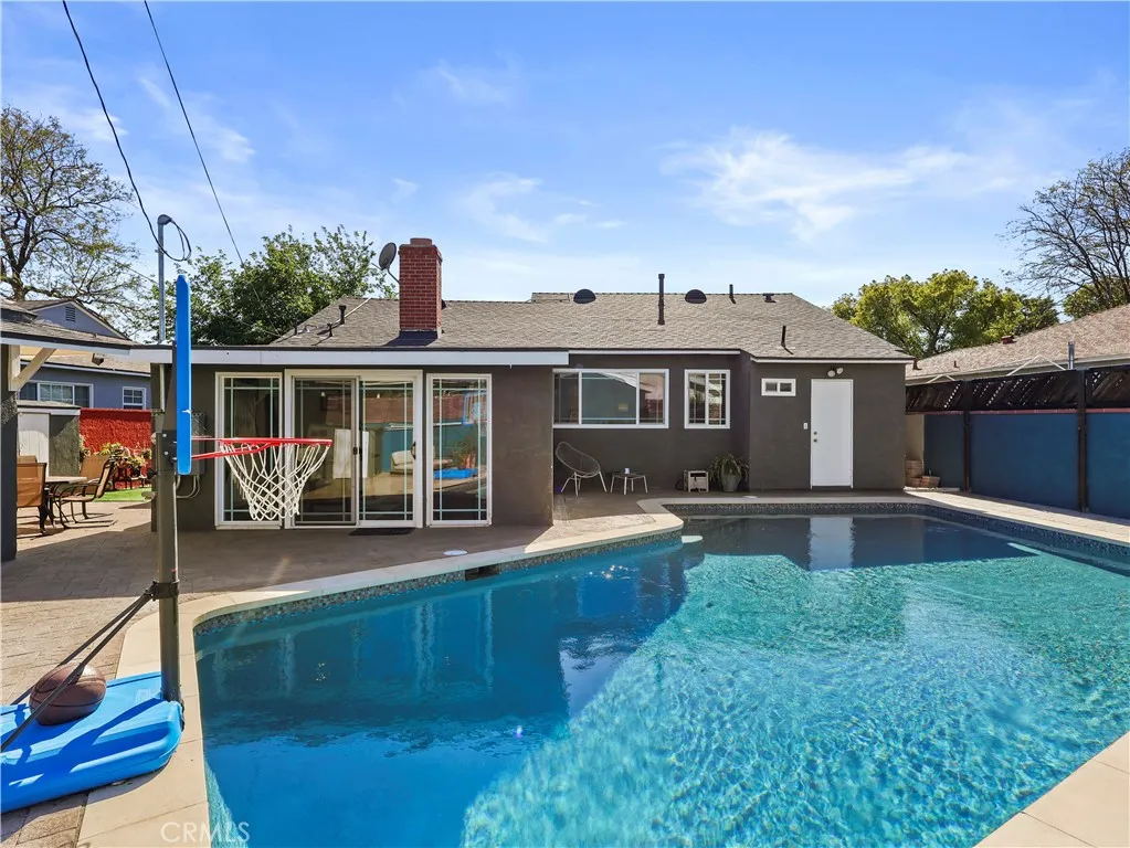 Lake Balboa, California 91406, United States, 3 Bedrooms Bedrooms, ,2 BathroomsBathrooms,Residential,Contingent,131339