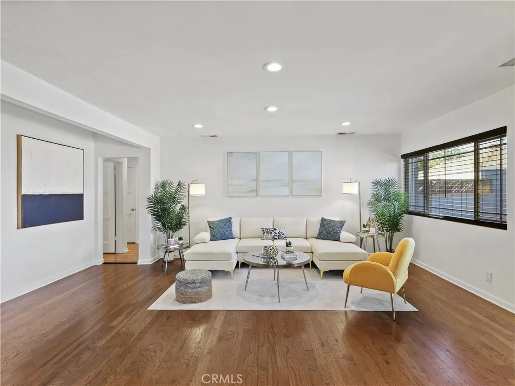 Lake Balboa, California 91406, United States, 3 Bedrooms Bedrooms, ,2 BathroomsBathrooms,Residential,Contingent,131339