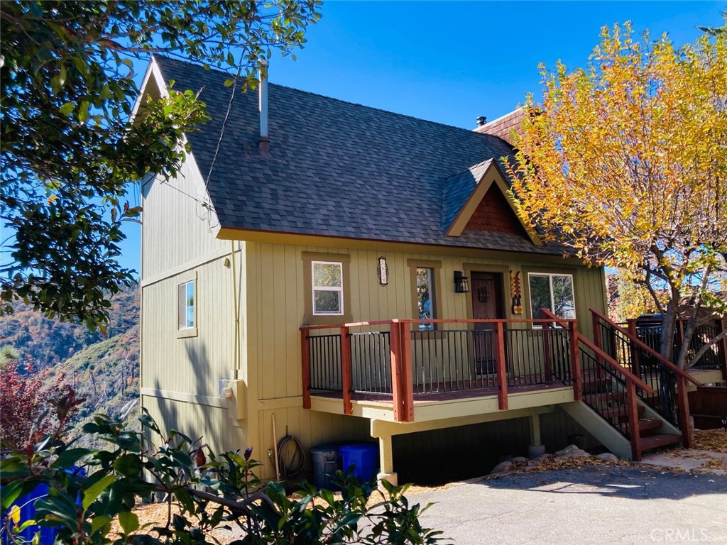 Magnificent Alpine Chalet with Breathe Taking Views
Three bedroom Two Bath Level Entry Updated Chalet in the private area Deer Lodge Park