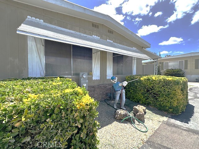 55+ Golf Community of Arroyo Fairways. This 2 Bed/2 Bth. is nice and neat but dated. Put your own personal touches to this home. Has a large side yard with a couple of fruit trees and a large master bedroom. Some furniture is included. Priced for a quick sale.
Arroyo Fairways offers free golf and has a Clubhouse, Swimming Pool, Jacuzzi, Billiards, Barbeques, covered shuffleboard and more.